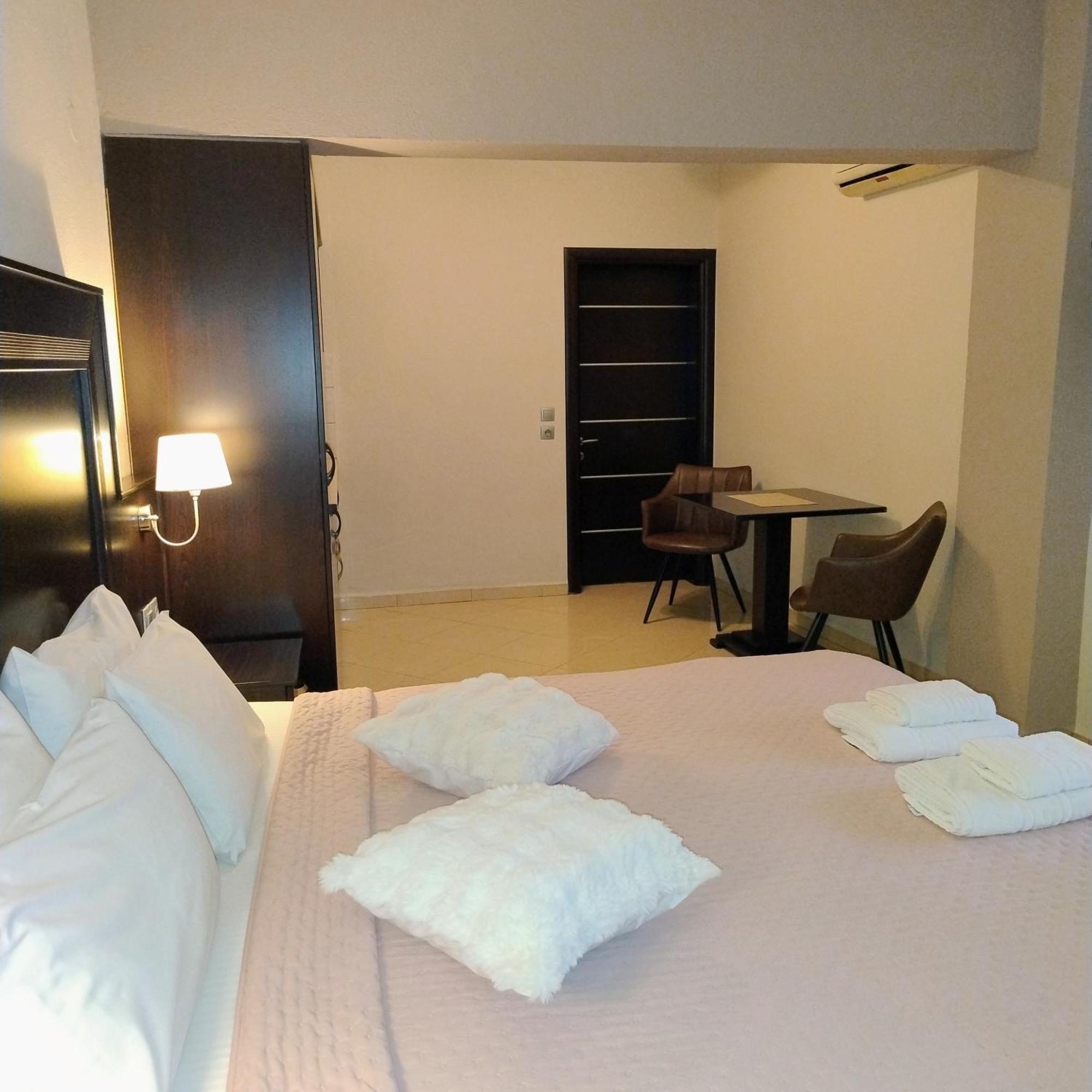 Hotel Neraides à Káto Loutrákion Extérieur photo