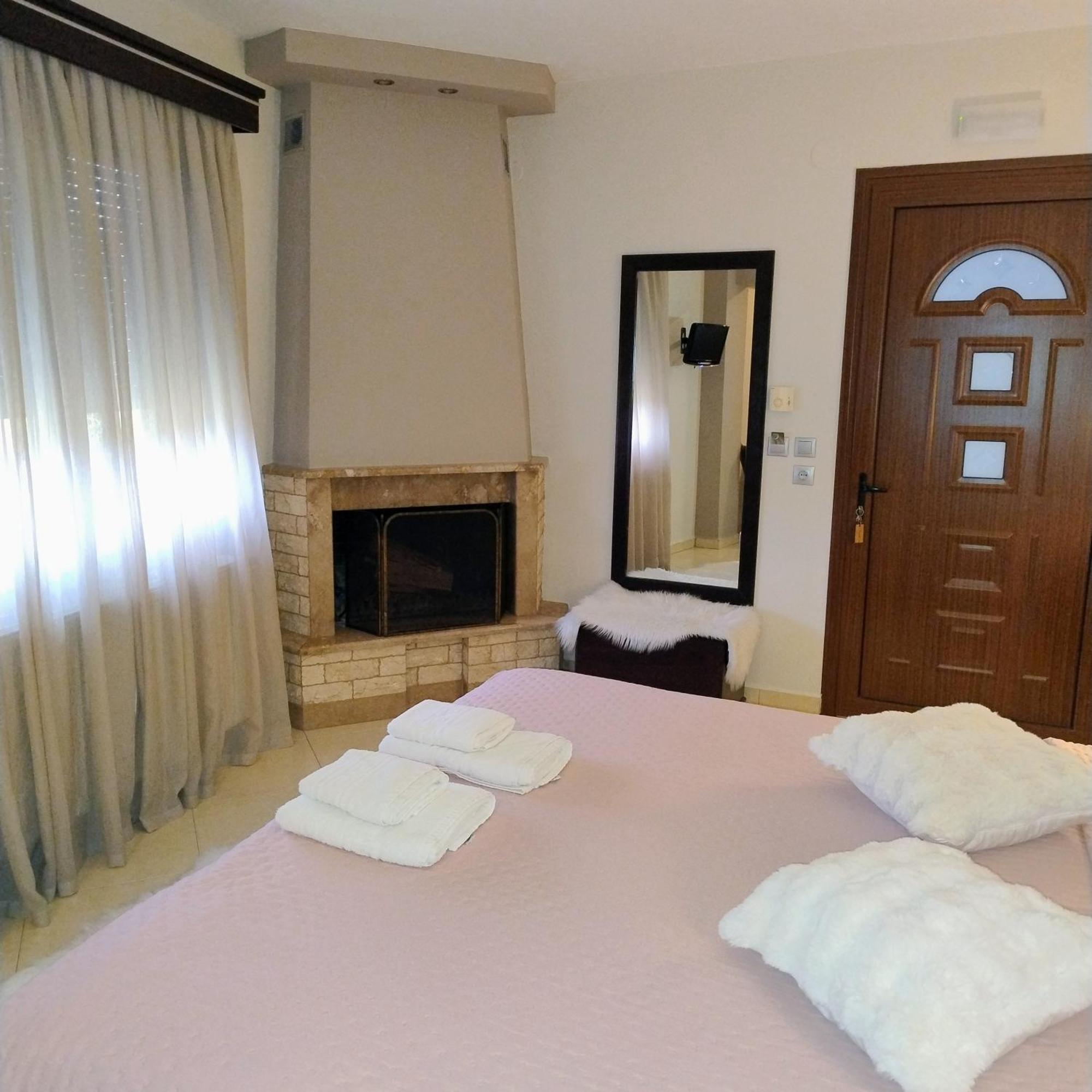Hotel Neraides à Káto Loutrákion Extérieur photo